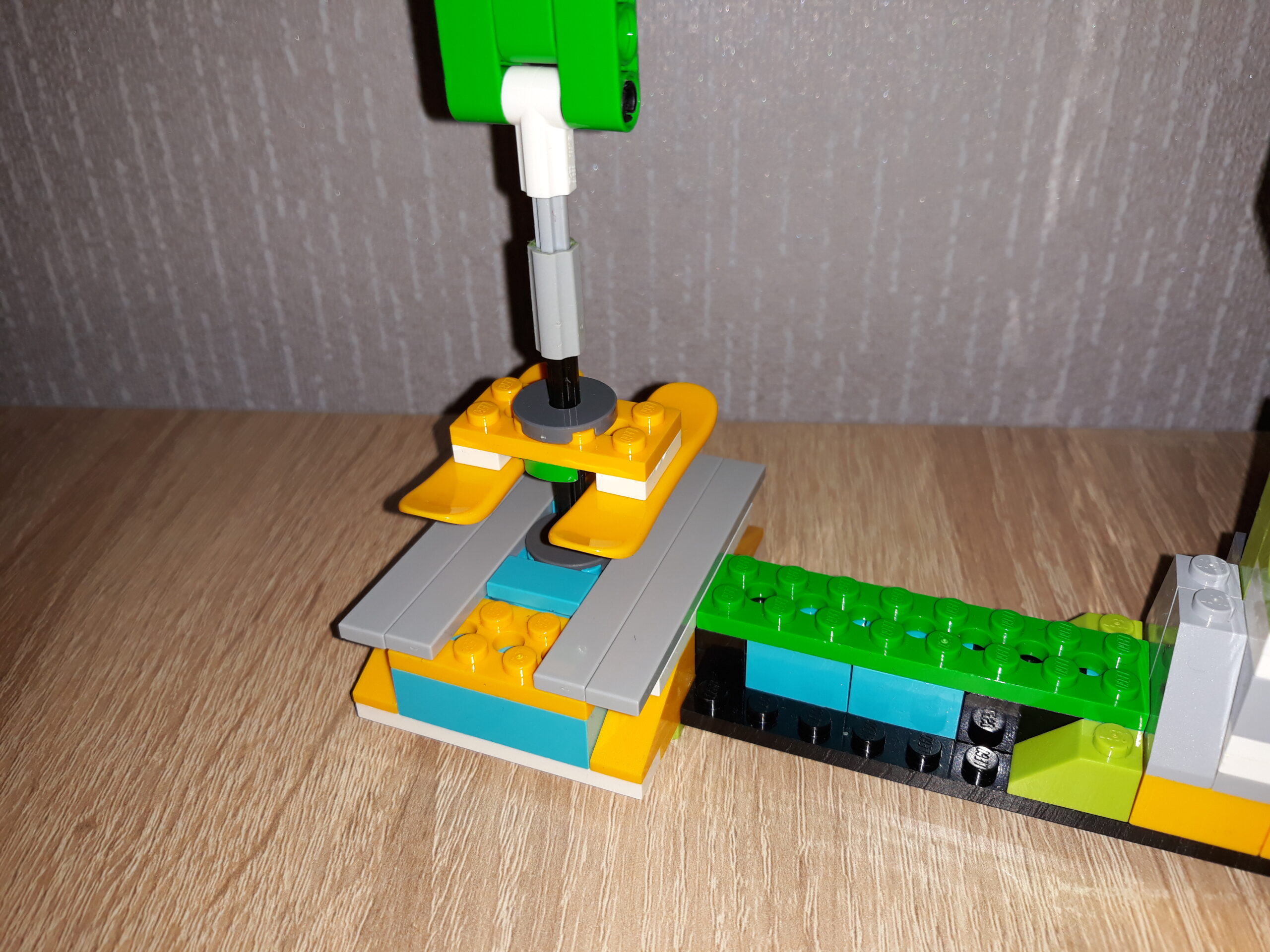 Инструкция по сборке из набора LEGO Education WeDo 2.0 Швейная машинка 3