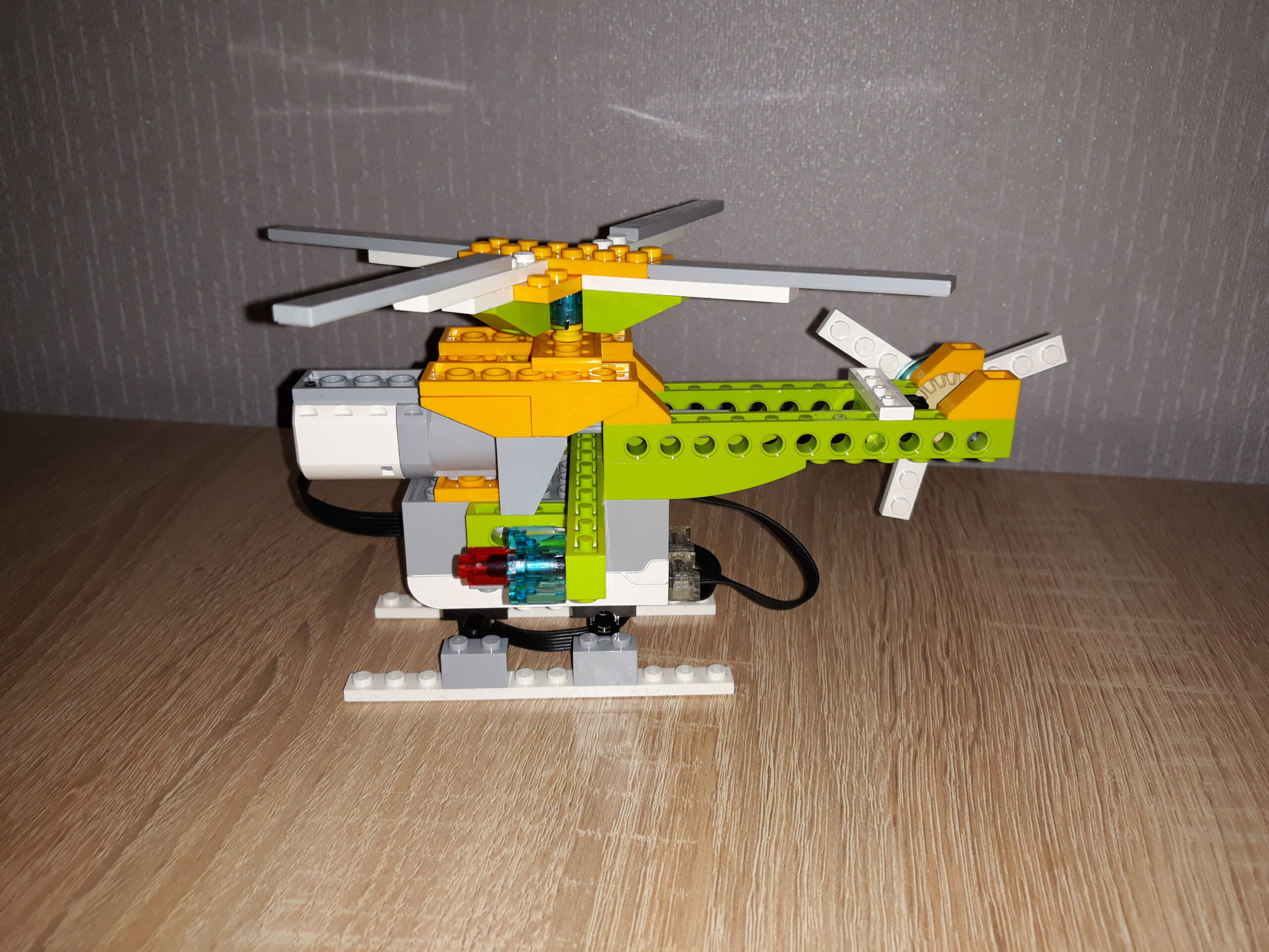 Скачать бесплатно инструкцию по сборке из набора LEGO Education WeDo 2.0 Вертолетик