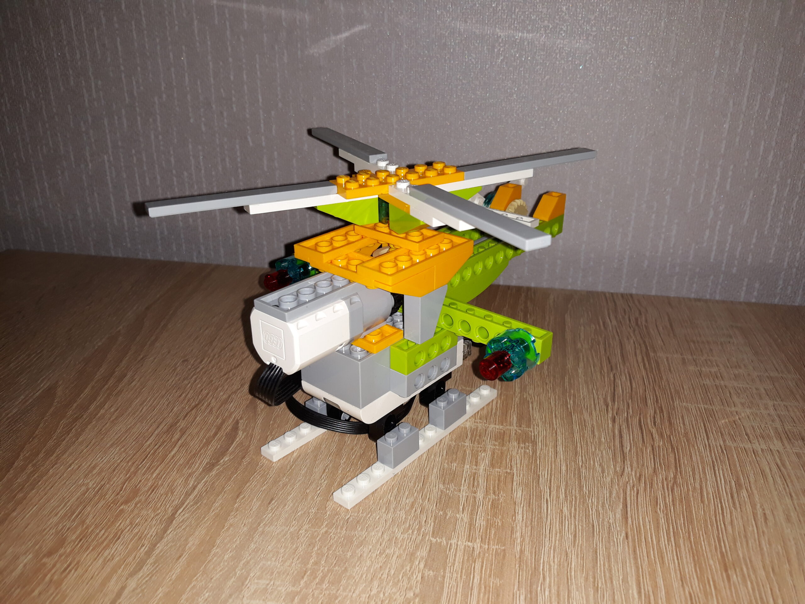 Перед инструкция по сборке из набора LEGO Education WeDo 2.0 Вертолетик