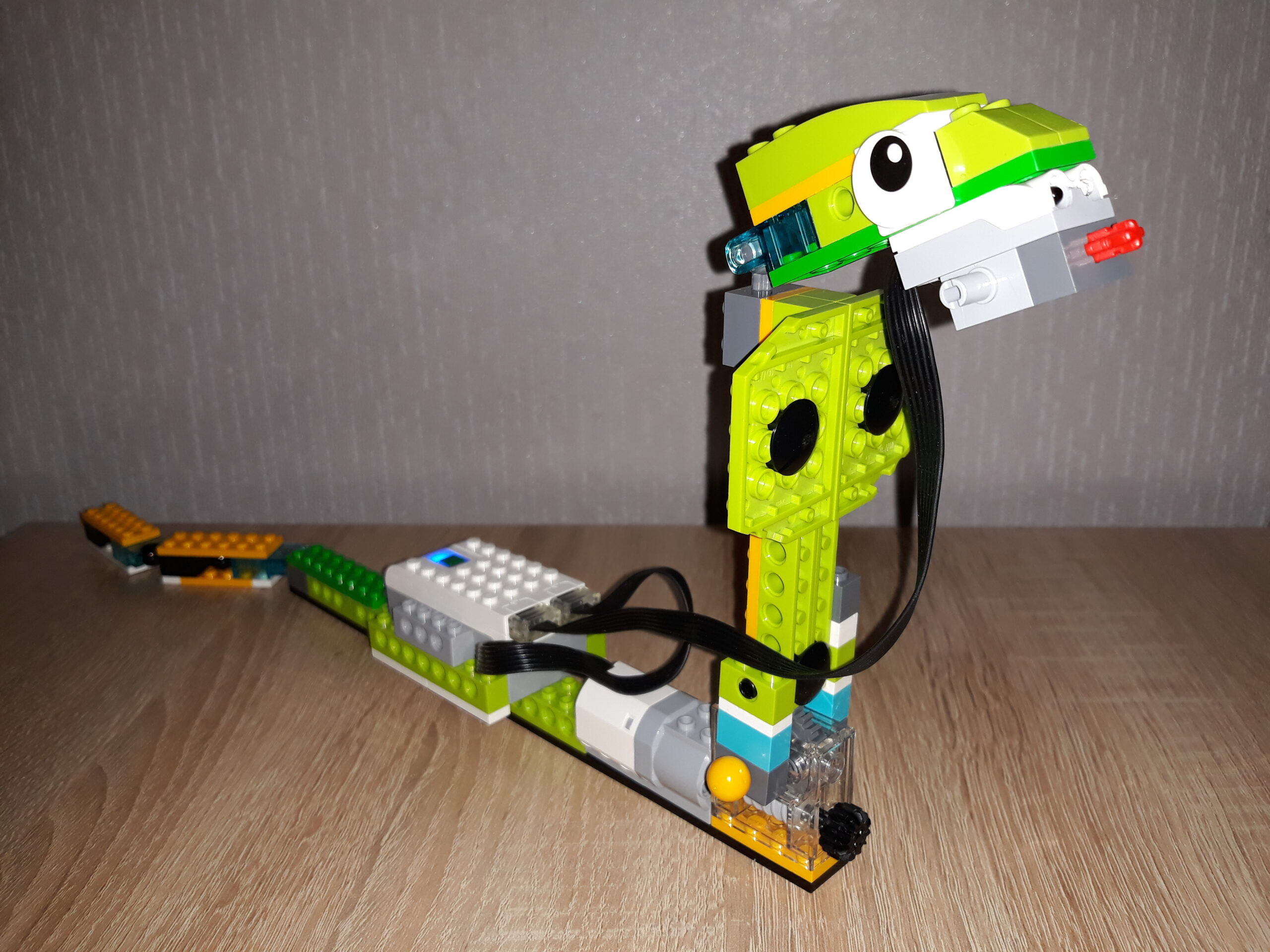Скачать инструкцию по сборке из набора LEGO Education WeDo 2.0 Кобра