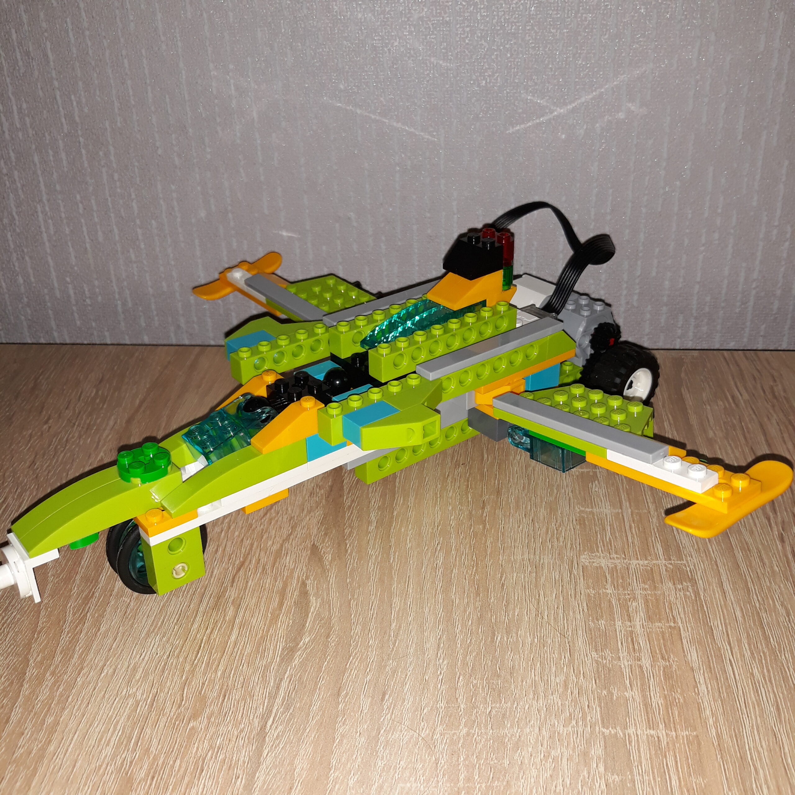 Итоговая схема сборки из набора LEGO Education WeDo 2.0 Самолет Jet Fighter