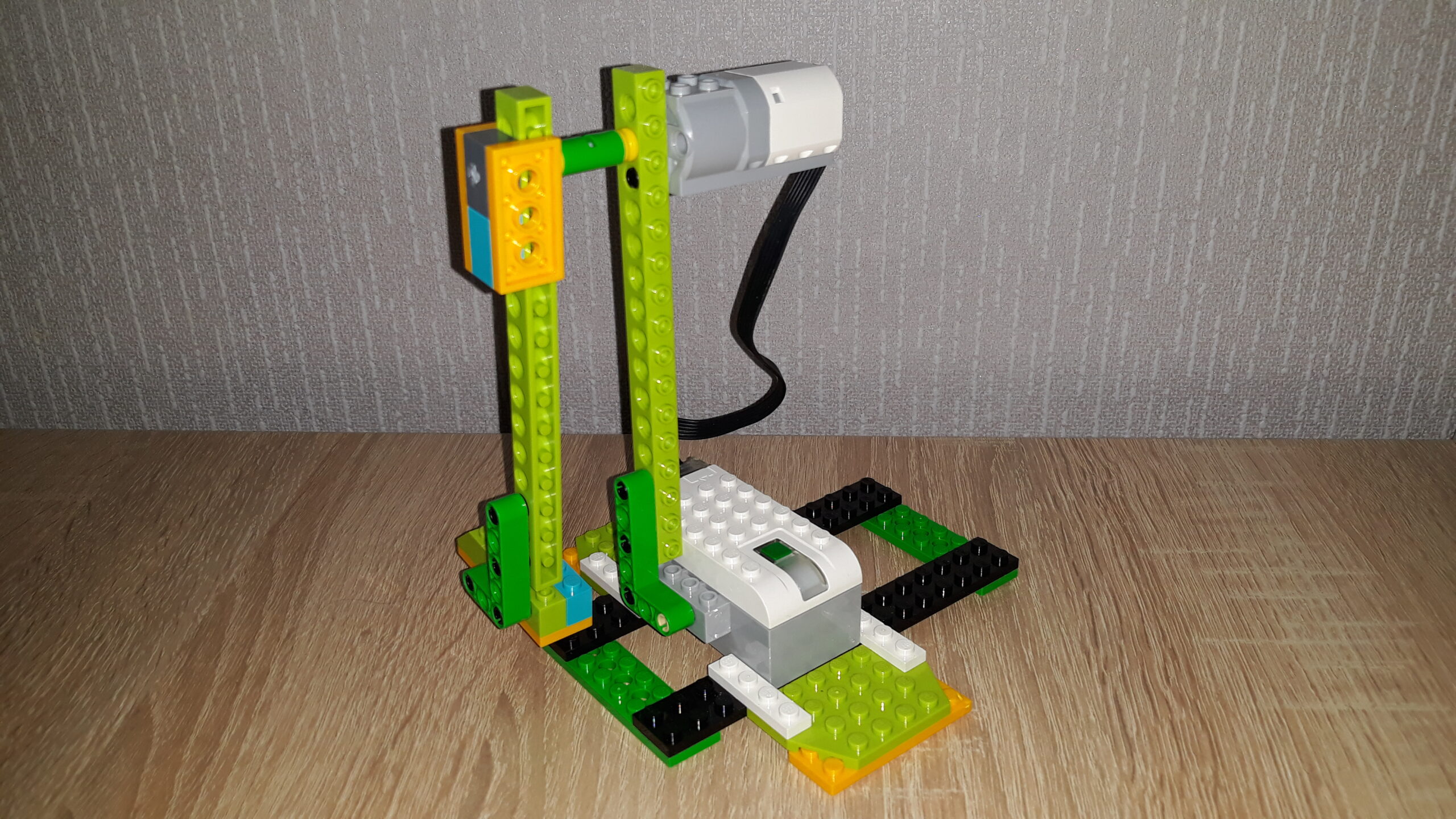 Инструкция по сборке из набора LEGO Education WeDo 2.0 Пинающий футболист